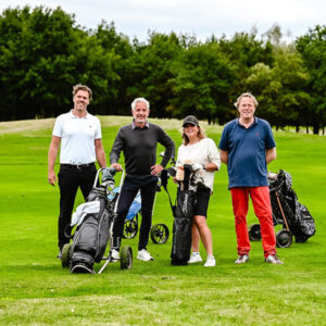 groep poseert voor fotomoment op golfbaan