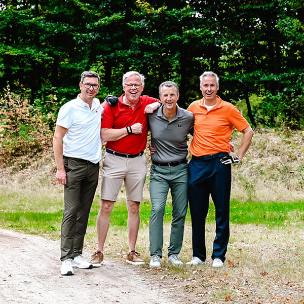 groep op golfbaan poseert