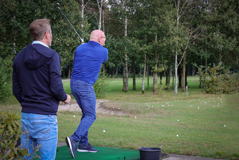 man oefent in clinic